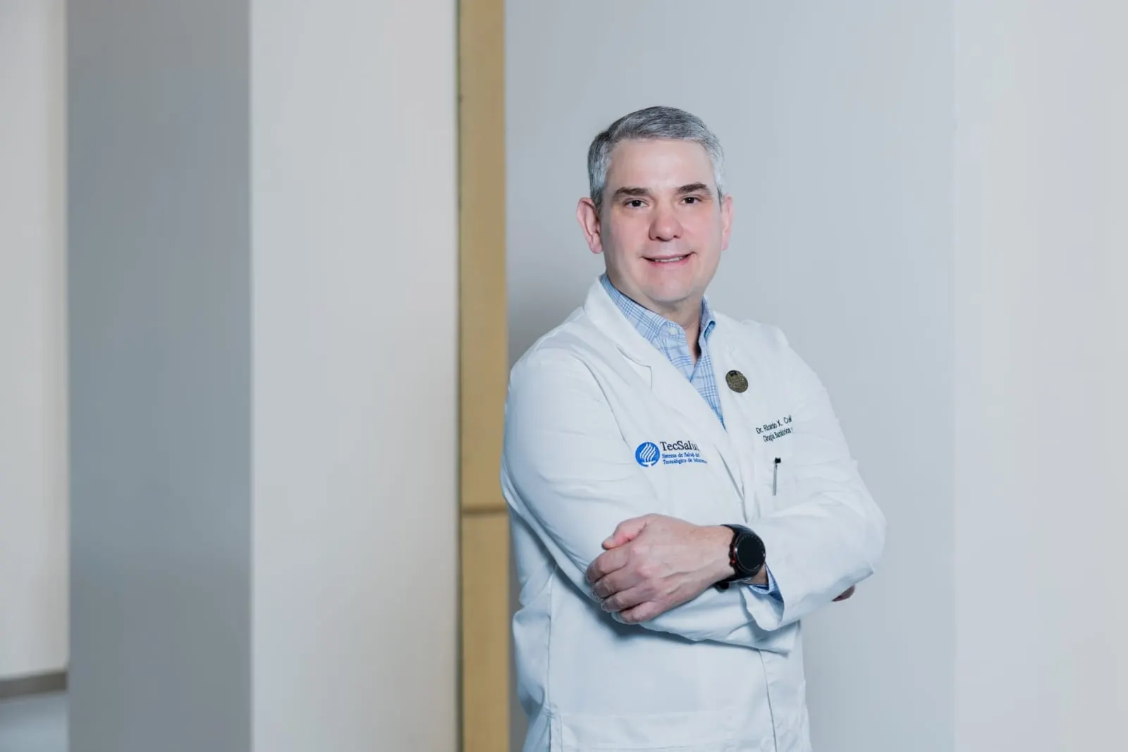Dr. Ricardo Xavier Cuéllar Tamez, cirujano general, con bata blanca